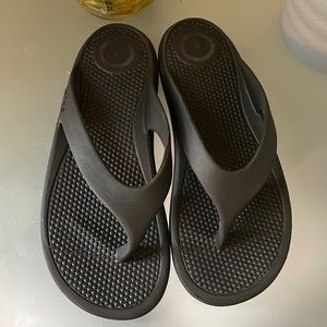 Black flip flops size 8 in women